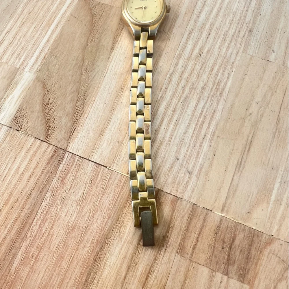 Vintage caravelle by Bulova ladies oval gold tone watch case NEW BATTERY